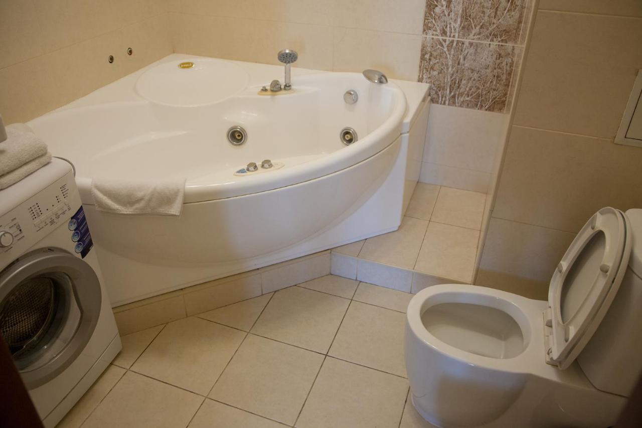 Two Bedroom Apartment With Balcony Kiev Ngoại thất bức ảnh