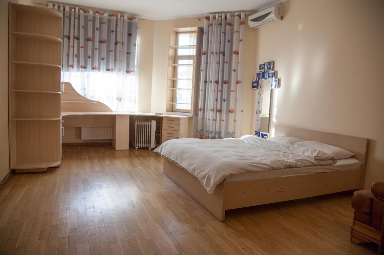 Two Bedroom Apartment With Balcony Kiev Ngoại thất bức ảnh