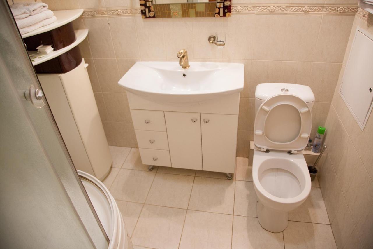 Two Bedroom Apartment With Balcony Kiev Ngoại thất bức ảnh