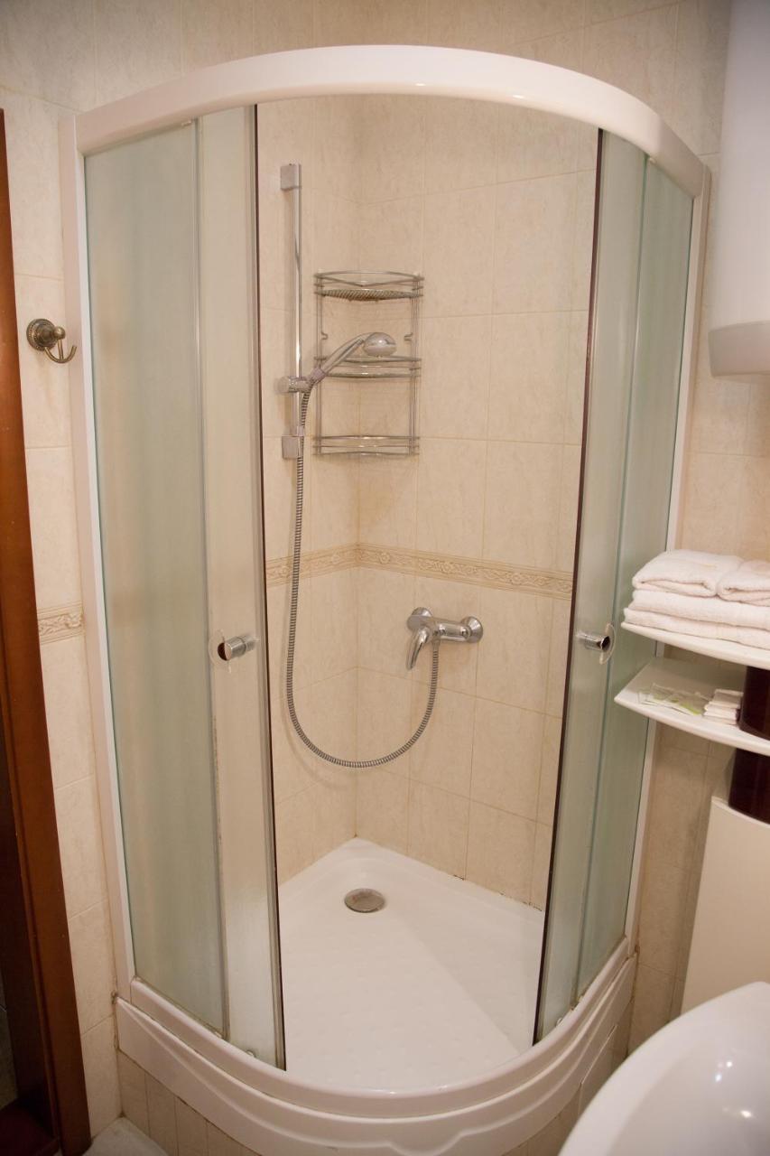 Two Bedroom Apartment With Balcony Kiev Ngoại thất bức ảnh