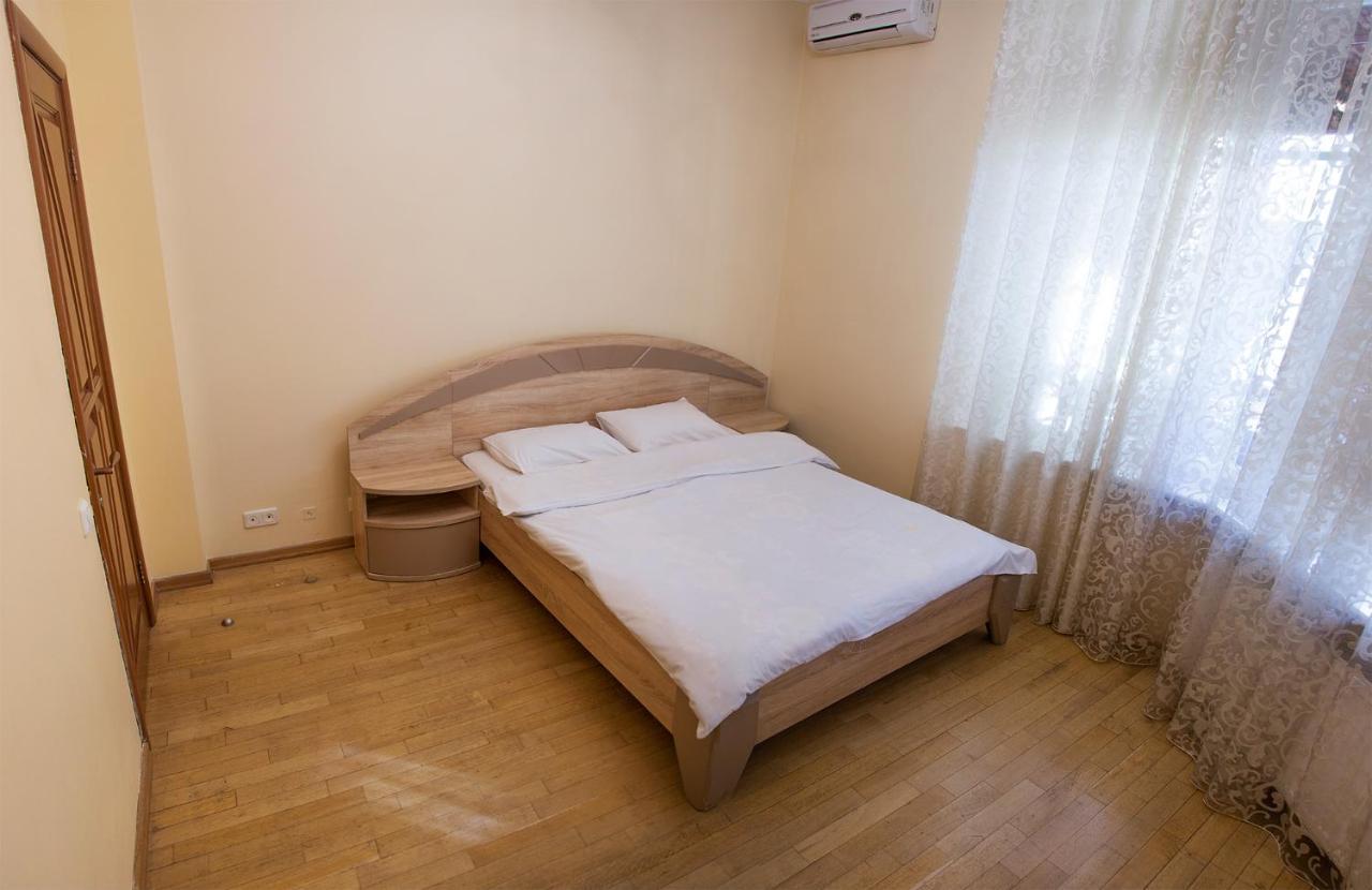 Two Bedroom Apartment With Balcony Kiev Ngoại thất bức ảnh