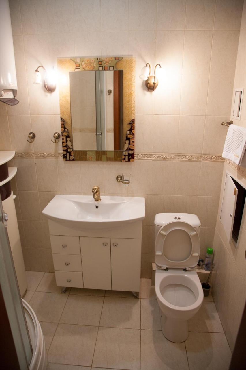 Two Bedroom Apartment With Balcony Kiev Ngoại thất bức ảnh